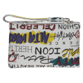 Stylowa biała torebka kopertówka-saszetka Peter Kaiser z oryginalnym, kolorowym nadrukiem w stylu grafitti. Model zapinany na zamek z praktycznym paskiem na nadgarstek. Nowoczesny dodatek, który nada charakteru każdej stylizacji.