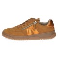 Brązowe sneakersy damskie Caprice z miękkiego zamszu z technologią MEMOTION, zapewniającą komfort i dopasowanie do stopy. Lekka podeszwa, boczny zamek oraz metaliczne detale tworzą stylowy model na co dzień.