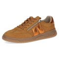 Brązowe sneakersy damskie Caprice z miękkiego zamszu z technologią MEMOTION, zapewniającą komfort i dopasowanie do stopy. Lekka podeszwa, boczny zamek oraz metaliczne detale tworzą stylowy model na co dzień.