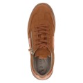 Brązowe sneakersy damskie Caprice z miękkiego zamszu z technologią MEMOTION, zapewniającą komfort i dopasowanie do stopy. Lekka podeszwa, boczny zamek oraz metaliczne detale tworzą stylowy model na co dzień.