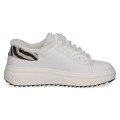 Damskie sneakersy Caprice w białym kolorze z miękkim futerkowym wykończeniem i efektowną wstawką we wzór zebry. Technologia CLIMOTION zapewnia amortyzację, elastyczność i wysoki komfort noszenia każdego dnia.