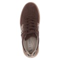 Brązowe sneakersy Caprice z naturalnego zamszu przyciągają uwagę modnym motywem panterki. Technologia MEMOTION i wyjmowana, zmywalna wkładka zapewniają doskonałą amortyzację oraz komfort podczas codziennego użytkowania.
