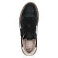 Czarne sneakersy Caprice z naturalnej skóry łączą sportowy styl z codziennym komfortem. Boczny zamek ułatwia zakładanie, a technologia MEMOTION zapewnia miękką amortyzację i wygodę podczas całodziennego noszenia.