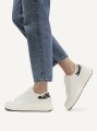 Damskie sneakersy Caprice w białym kolorze z miękkim futerkowym wykończeniem i efektowną wstawką we wzór zebry. Technologia CLIMOTION zapewnia amortyzację, elastyczność i wysoki komfort noszenia każdego dnia.