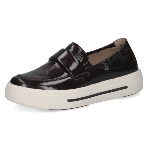 Brązowe lakierowane loafersy damskie na grubej platformowej podeszwie. Wsuwany fason łączy elegancki połysk z wygodą noszenia. Stylowe mokasyny idealne do codziennych i miejskich stylizacji.
