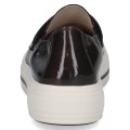 Brązowe lakierowane loafersy damskie na grubej platformowej podeszwie. Wsuwany fason łączy elegancki połysk z wygodą noszenia. Stylowe mokasyny idealne do codziennych i miejskich stylizacji.