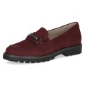 Bordowe mokasyny damskie ze skóry nubukowej na grubej, traktorowej podeszwie. Elegancka ozdoba z przodu podkreśla klasyczny styl. Wygodne loafersy idealne do codziennych i półformalnych stylizacji przez cały sezon.