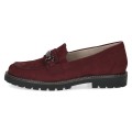 Bordowe mokasyny damskie ze skóry nubukowej na grubej, traktorowej podeszwie. Elegancka ozdoba z przodu podkreśla klasyczny styl. Wygodne loafersy idealne do codziennych i półformalnych stylizacji przez cały sezon.