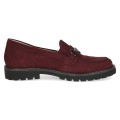 Bordowe mokasyny damskie ze skóry nubukowej na grubej, traktorowej podeszwie. Elegancka ozdoba z przodu podkreśla klasyczny styl. Wygodne loafersy idealne do codziennych i półformalnych stylizacji przez cały sezon.