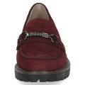 Bordowe mokasyny damskie ze skóry nubukowej na grubej, traktorowej podeszwie. Elegancka ozdoba z przodu podkreśla klasyczny styl. Wygodne loafersy idealne do codziennych i półformalnych stylizacji przez cały sezon.