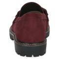 Bordowe mokasyny damskie ze skóry nubukowej na grubej, traktorowej podeszwie. Elegancka ozdoba z przodu podkreśla klasyczny styl. Wygodne loafersy idealne do codziennych i półformalnych stylizacji przez cały sezon.