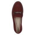 Bordowe mokasyny damskie ze skóry nubukowej na grubej, traktorowej podeszwie. Elegancka ozdoba z przodu podkreśla klasyczny styl. Wygodne loafersy idealne do codziennych i półformalnych stylizacji przez cały sezon.