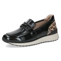 Wsuwane półbuty damskie Caprice Kaia ze skóry lakierowanej w kolorze czarnym. Łączą elegancję loafersów z wygodą sportowej podeszwy. Ozdobione klamrą na podbiciu oraz wstawką w panterkę z tyłu – idealny wybór do pracy i na spotkania.