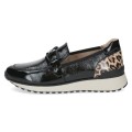Wsuwane półbuty damskie Caprice Kaia ze skóry lakierowanej w kolorze czarnym. Łączą elegancję loafersów z wygodą sportowej podeszwy. Ozdobione klamrą na podbiciu oraz wstawką w panterkę z tyłu – idealny wybór do pracy i na spotkania.