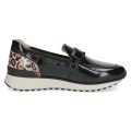 Wsuwane półbuty damskie Caprice Kaia ze skóry lakierowanej w kolorze czarnym. Łączą elegancję loafersów z wygodą sportowej podeszwy. Ozdobione klamrą na podbiciu oraz wstawką w panterkę z tyłu – idealny wybór do pracy i na spotkania.