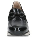 Wsuwane półbuty damskie Caprice Kaia ze skóry lakierowanej w kolorze czarnym. Łączą elegancję loafersów z wygodą sportowej podeszwy. Ozdobione klamrą na podbiciu oraz wstawką w panterkę z tyłu – idealny wybór do pracy i na spotkania.