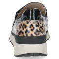 Wsuwane półbuty damskie Caprice Kaia ze skóry lakierowanej w kolorze czarnym. Łączą elegancję loafersów z wygodą sportowej podeszwy. Ozdobione klamrą na podbiciu oraz wstawką w panterkę z tyłu – idealny wybór do pracy i na spotkania.