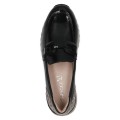 Wsuwane półbuty damskie Caprice Kaia ze skóry lakierowanej w kolorze czarnym. Łączą elegancję loafersów z wygodą sportowej podeszwy. Ozdobione klamrą na podbiciu oraz wstawką w panterkę z tyłu – idealny wybór do pracy i na spotkania.