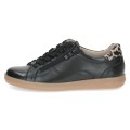 Czarne buty sportowe Caprice Manou uszyte ze gładkiej skóry naturalnej z modnym motywem panterki na zapiętku. Kauczukowa, brązowa podeszwa nadaje im styl retro, a boczny zamek zapewnia wygodę użytkowania. Idealne sneakersy do miejskich stylizacji.