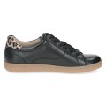 Czarne buty sportowe Caprice Manou uszyte ze gładkiej skóry naturalnej z modnym motywem panterki na zapiętku. Kauczukowa, brązowa podeszwa nadaje im styl retro, a boczny zamek zapewnia wygodę użytkowania. Idealne sneakersy do miejskich stylizacji.