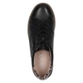 Czarne buty sportowe Caprice Manou uszyte ze gładkiej skóry naturalnej z modnym motywem panterki na zapiętku. Kauczukowa, brązowa podeszwa nadaje im styl retro, a boczny zamek zapewnia wygodę użytkowania. Idealne sneakersy do miejskich stylizacji.