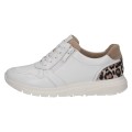 Białe sneakersy Caprice ze skóry naturalnej z wyrazistym akcentem panterki na pięcie. Wyposażone w sznurowanie oraz boczny zamek ułatwiający szybkie zakładanie. Stabilna, podwyższona podeszwa zapewnia optymalną amortyzację i wygodę na co dzień.