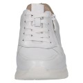 Białe sneakersy Caprice ze skóry naturalnej z wyrazistym akcentem panterki na pięcie. Wyposażone w sznurowanie oraz boczny zamek ułatwiający szybkie zakładanie. Stabilna, podwyższona podeszwa zapewnia optymalną amortyzację i wygodę na co dzień.