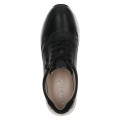 Czarne sneakersy Caprice ze skóry naturalnej z wyrazistym akcentem panterki na pięcie. Wyposażone w sznurowanie oraz boczny zamek ułatwiający szybkie zakładanie. Stabilna, podwyższona podeszwa zapewnia optymalną amortyzację i wygodę na co dzień.