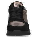 Czarne sneakersy damskie Caprice Kaia wykonane z połączenia skóry naturalnej, zamszu i miedziano-złotej cholewki. Amortyzująca podeszwa redukuje wstrząsy, gwarantując komfort podczas długiego chodzenia. Nowoczesny sportowy szyk w codziennym wydaniu