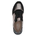 Czarne sneakersy damskie Caprice Kaia wykonane z połączenia skóry naturalnej, zamszu i miedziano-złotej cholewki. Amortyzująca podeszwa redukuje wstrząsy, gwarantując komfort podczas długiego chodzenia. Nowoczesny sportowy szyk w codziennym wydaniu