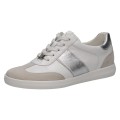 Stylowe, lekkie i niezwykle uniwersalne! Białe sneakersy damskie urozmaicone srebrnym paskiem oraz zamszowymi wstawkami w kolorze beżowym. Płaska, elastyczna podeszwa i klasyczne sznurowanie zapewniają pełną wygodę na każdym kroku.