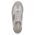Stylowe, lekkie i niezwykle uniwersalne! Białe sneakersy damskie urozmaicone srebrnym paskiem oraz zamszowymi wstawkami w kolorze beżowym. Płaska, elastyczna podeszwa i klasyczne sznurowanie zapewniają pełną wygodę na każdym kroku.