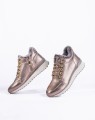Stylowe złote sneakersy Caprice z metalicznym wykończeniem. Puszyste ocieplenie chroni przed zimnem, membrana wodoodporna zabezpiecza przed wilgocią, a gruba podeszwa z technologią AIRMOTION zapewnia znakomitą amortyzację i komfort.