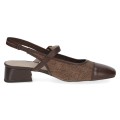 Ciemnobrązowe sandały typu slingback wyróżniają się tkaninową cholewką, gładkim noskiem oraz eleganckim paskiem z małą sprzączką nad podbiciem. Niski, stabilny obcas oraz miękka wkładka zapewniają wysoki komfort noszenia