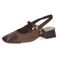 Ciemnobrązowe sandały typu slingback wyróżniają się tkaninową cholewką, gładkim noskiem oraz eleganckim paskiem z małą sprzączką nad podbiciem. Niski, stabilny obcas oraz miękka wkładka zapewniają wysoki komfort noszenia