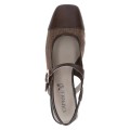 Ciemnobrązowe sandały typu slingback wyróżniają się tkaninową cholewką, gładkim noskiem oraz eleganckim paskiem z małą sprzączką nad podbiciem. Niski, stabilny obcas oraz miękka wkładka zapewniają wysoki komfort noszenia