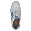 Białe sneakersy damskie wyróżniają się błyszczącymi, niebiesko-metallicznymi wstawkami oraz klasycznym sznurowaniem zapewniającym idealne dopasowanie do stopy. Elastyczna, żłobiona podeszwa i miękko wyściełane wnętrze dbają o wygodę oraz amortyzację