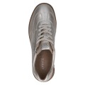 Metaliczne sneakersy damskie przyciągają uwagę efektowną skórą oraz praktycznym zamkiem ułatwiającym szybkie zakładanie. Elastyczna, brązowa podeszwa ze żłobieniem oraz miękko wyściełane wnętrze zapewniają doskonałą amortyzację i wygodę