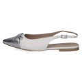 Białe baleriny damskie slingback ze skóry naturalnej z metalicznym srebrnym noskiem i ozdobną kokardką. Lekki, elegancki fason z regulowanym paskiem zapewnia wygodę i idealnie sprawdzi się na co dzień, do pracy oraz na wyjątkowe okazje.