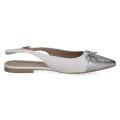 Białe baleriny damskie slingback ze skóry naturalnej z metalicznym srebrnym noskiem i ozdobną kokardką. Lekki, elegancki fason z regulowanym paskiem zapewnia wygodę i idealnie sprawdzi się na co dzień, do pracy oraz na wyjątkowe okazje.