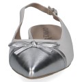 Białe baleriny damskie slingback ze skóry naturalnej z metalicznym srebrnym noskiem i ozdobną kokardką. Lekki, elegancki fason z regulowanym paskiem zapewnia wygodę i idealnie sprawdzi się na co dzień, do pracy oraz na wyjątkowe okazje.