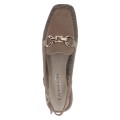 Stylowe półbuty slingback z plecionym wykończeniem i ozdobną klamrą. Lekka konstrukcja, regulowany pasek oraz elegancki fason zapewniają wygodę i świetnie uzupełniają codzienne oraz letnie stylizacje.