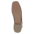 Stylowe półbuty slingback z plecionym wykończeniem i ozdobną klamrą. Lekka konstrukcja, regulowany pasek oraz elegancki fason zapewniają wygodę i świetnie uzupełniają codzienne oraz letnie stylizacje.
