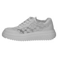 Białe sneakersy damskie wyróżniają się unikalnymi, przezroczystymi panelami z boku cholewki, ozdobionymi białym haftem w kwiaty. Masywna, karbowana platforma dodaje centymetrów, jednocześnie zapewniając pełen komfort i amortyzację na co dzień.