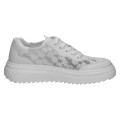 Białe sneakersy damskie wyróżniają się unikalnymi, przezroczystymi panelami z boku cholewki, ozdobionymi białym haftem w kwiaty. Masywna, karbowana platforma dodaje centymetrów, jednocześnie zapewniając pełen komfort i amortyzację na co dzień.