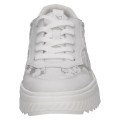 Białe sneakersy damskie wyróżniają się unikalnymi, przezroczystymi panelami z boku cholewki, ozdobionymi białym haftem w kwiaty. Masywna, karbowana platforma dodaje centymetrów, jednocześnie zapewniając pełen komfort i amortyzację na co dzień.