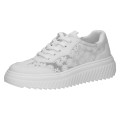 Białe sneakersy damskie wyróżniają się unikalnymi, przezroczystymi panelami z boku cholewki, ozdobionymi białym haftem w kwiaty. Masywna, karbowana platforma dodaje centymetrów, jednocześnie zapewniając pełen komfort i amortyzację na co dzień.