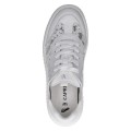 Białe sneakersy damskie wyróżniają się unikalnymi, przezroczystymi panelami z boku cholewki, ozdobionymi białym haftem w kwiaty. Masywna, karbowana platforma dodaje centymetrów, jednocześnie zapewniając pełen komfort i amortyzację na co dzień.