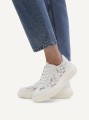 Caprice, sneakersy damskie, białe, kwiatowe, skórzane, wygodne,  zdjęcie na stopach