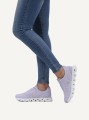 Lekkie liliowe sneakersy Caprice z innowacyjną technologią Climotion. Przewiewna siateczka oraz specjalna amortyzująca podeszwa zapewniają idealną cyrkulację powietrza i najwyższy komfort podczas codziennych aktywności.
